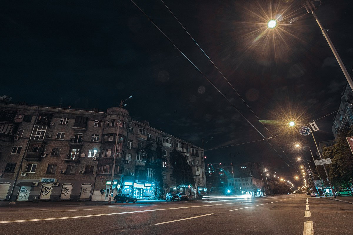 Светящиеся окна в жилых домах напоминают прохожему, что он не одинок