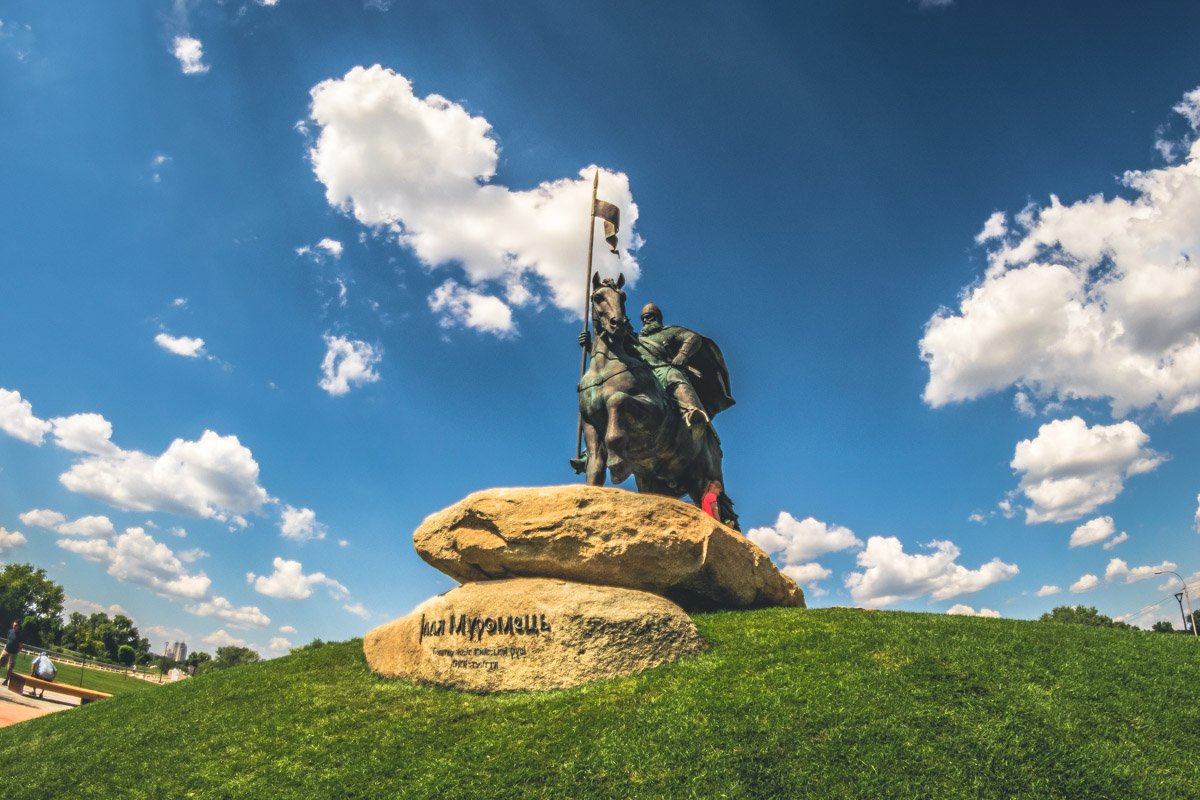 У входа в парк установили скульптуру Ильи Муромца У входа в парк установили скульптуру Ильи Муромца