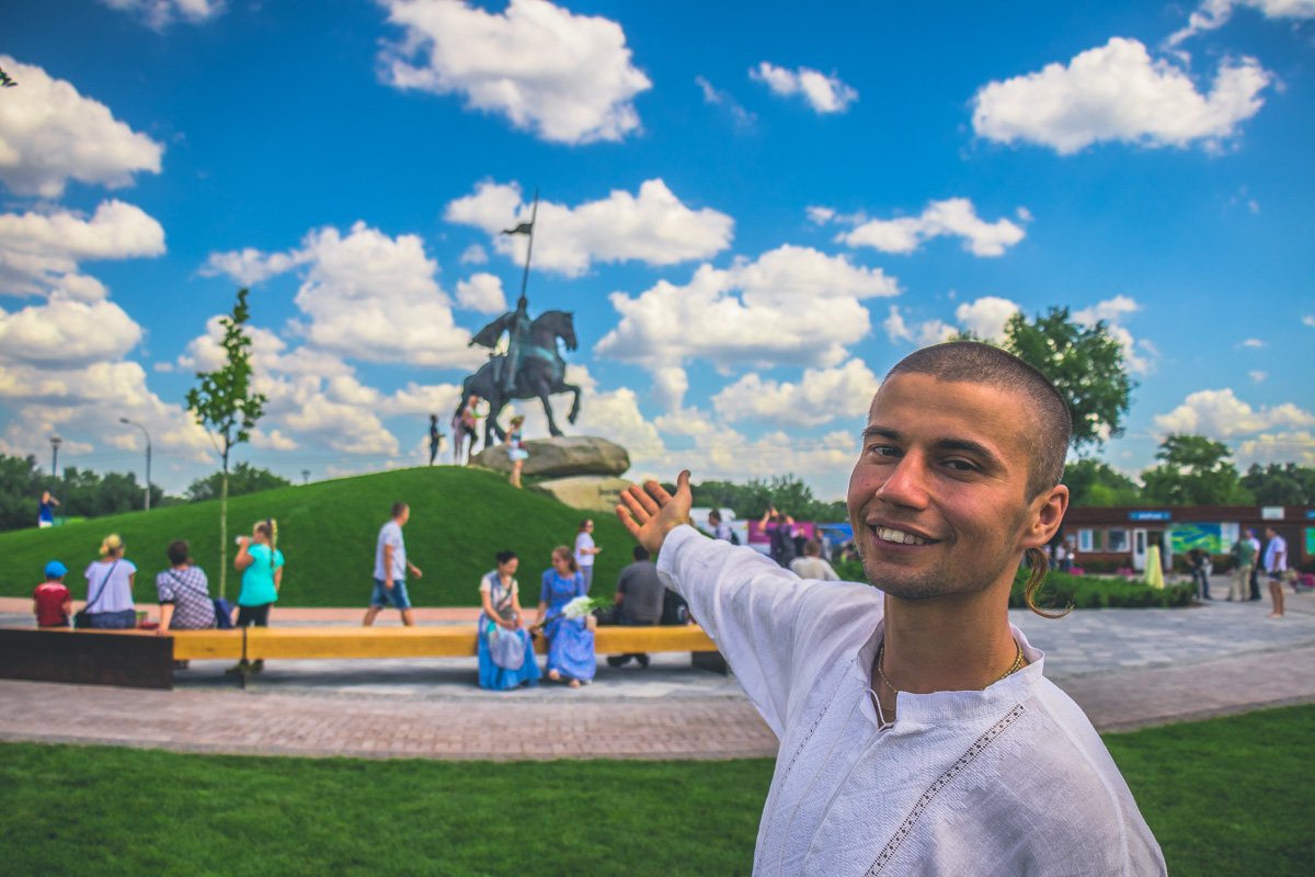 Над памятником работал молодой скульптор Владимир Журавель Над памятником работал молодой скульптор Владимир Журавель