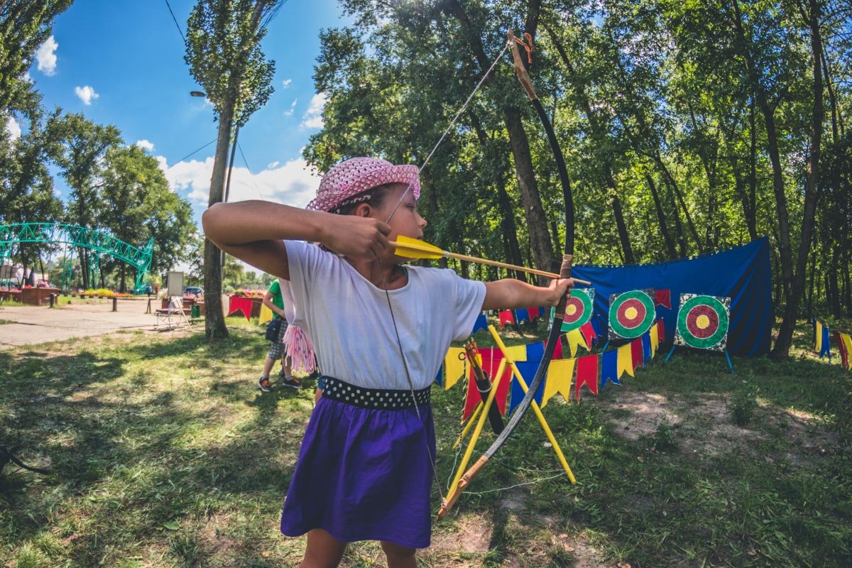 Неподалеку памятника установили зону развлечений, где можно было пострелять в мишень с лука, пометать ножи и покататься на лошади Неподалеку памятника установили зону развлечений, где можно было пострелять в мишень с лука, пометать ножи и покататься на лошади
