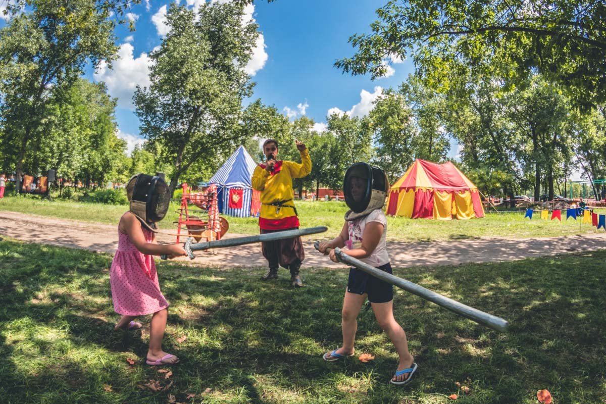 На аллее разыграли спектакль с детскими мастер-классами по борьбе саблей и булавой (естественно игрушечными) На аллее разыграли спектакль с детскими мастер-классами по борьбе саблей и булавой (естественно игрушечными)