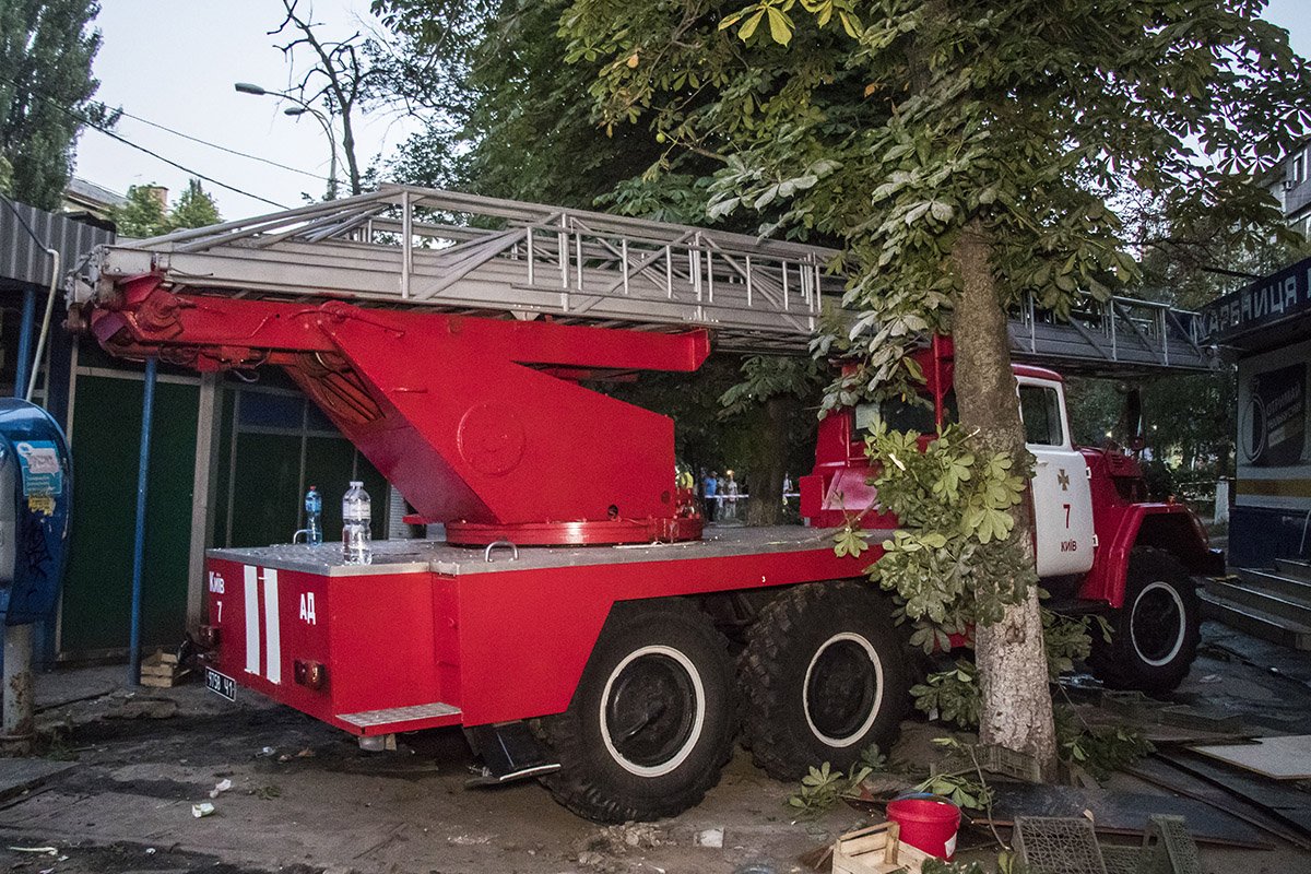 На улице Щербаковского загорелась квартира в 9-этажном жилом доме 