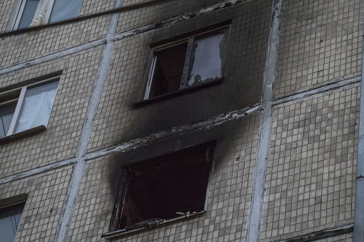 Пламя перекинулось еще на три квартиры на верхнем и нижнем этажах