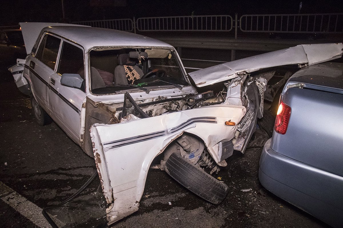 Жигули влетело в стоящий на дороге Chery Amulet. У машины закончилось топливо Жигули влетело в стоящий на дороге Chery Amulet. У машины закончилось топливо