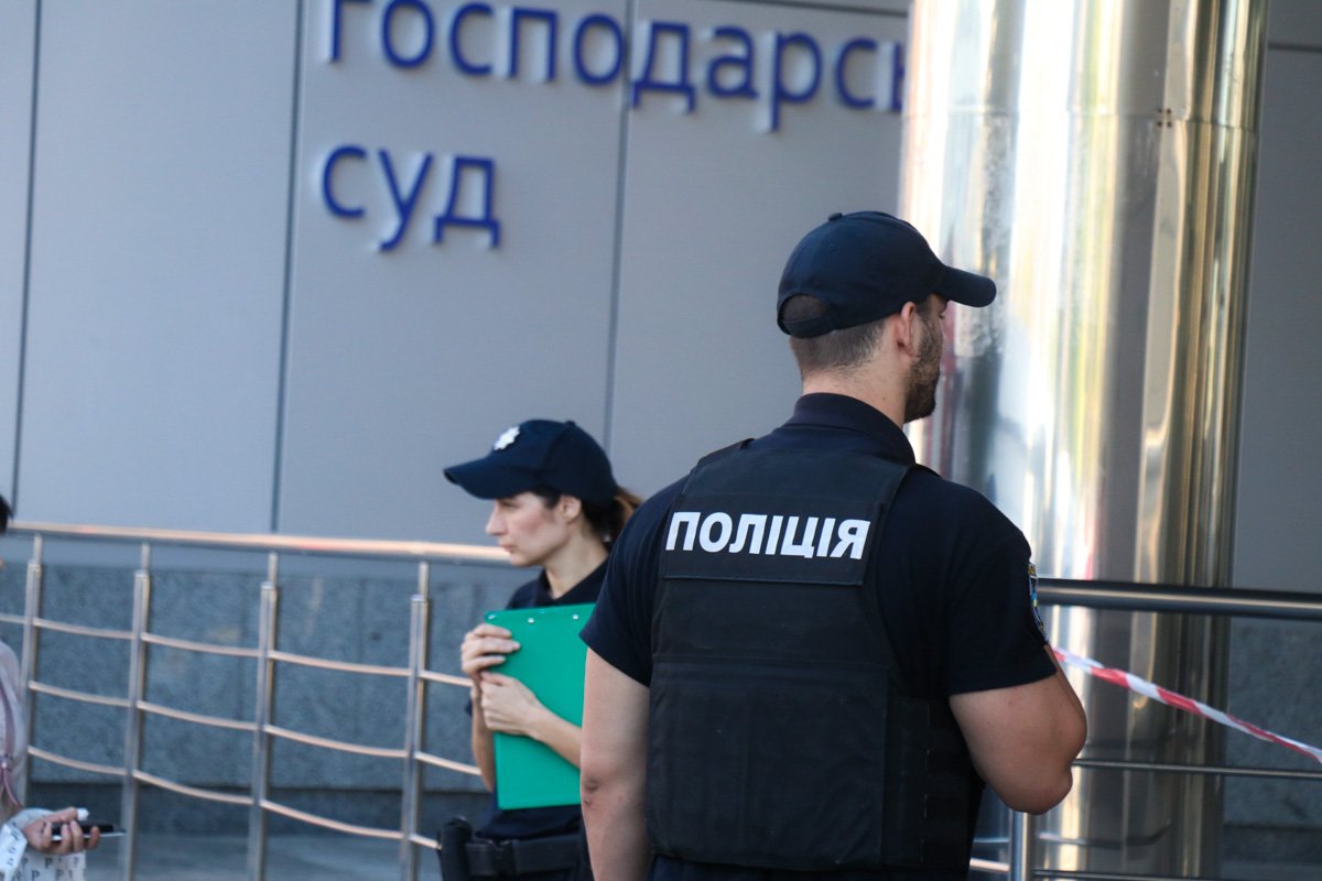 Правоохранители обследуют здание Правоохранители обследуют здание