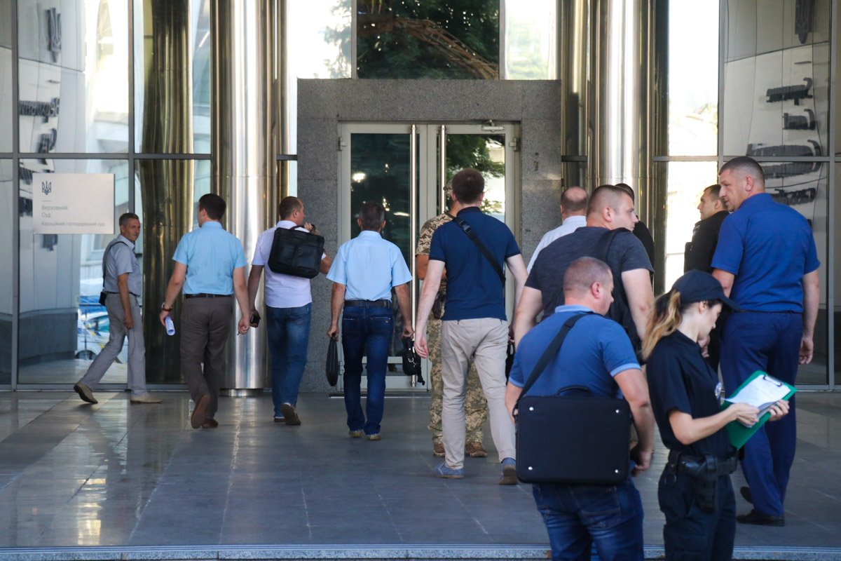 Так как здание по адресу Копыленко, 6 "минируют" не впервые, сотрудники уже не сильно переживали Так как здание по адресу Копыленко, 6 "минируют" не впервые, сотрудники уже не сильно переживали