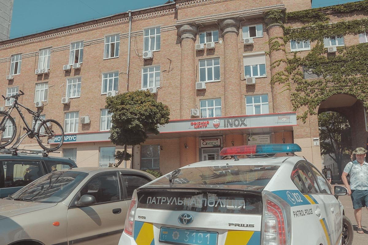 Людей эвакуировали из здания