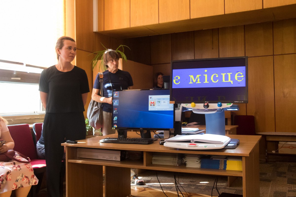 В библиотеке установили компьютеры с видеоувеличителем и голосовым синтезатором