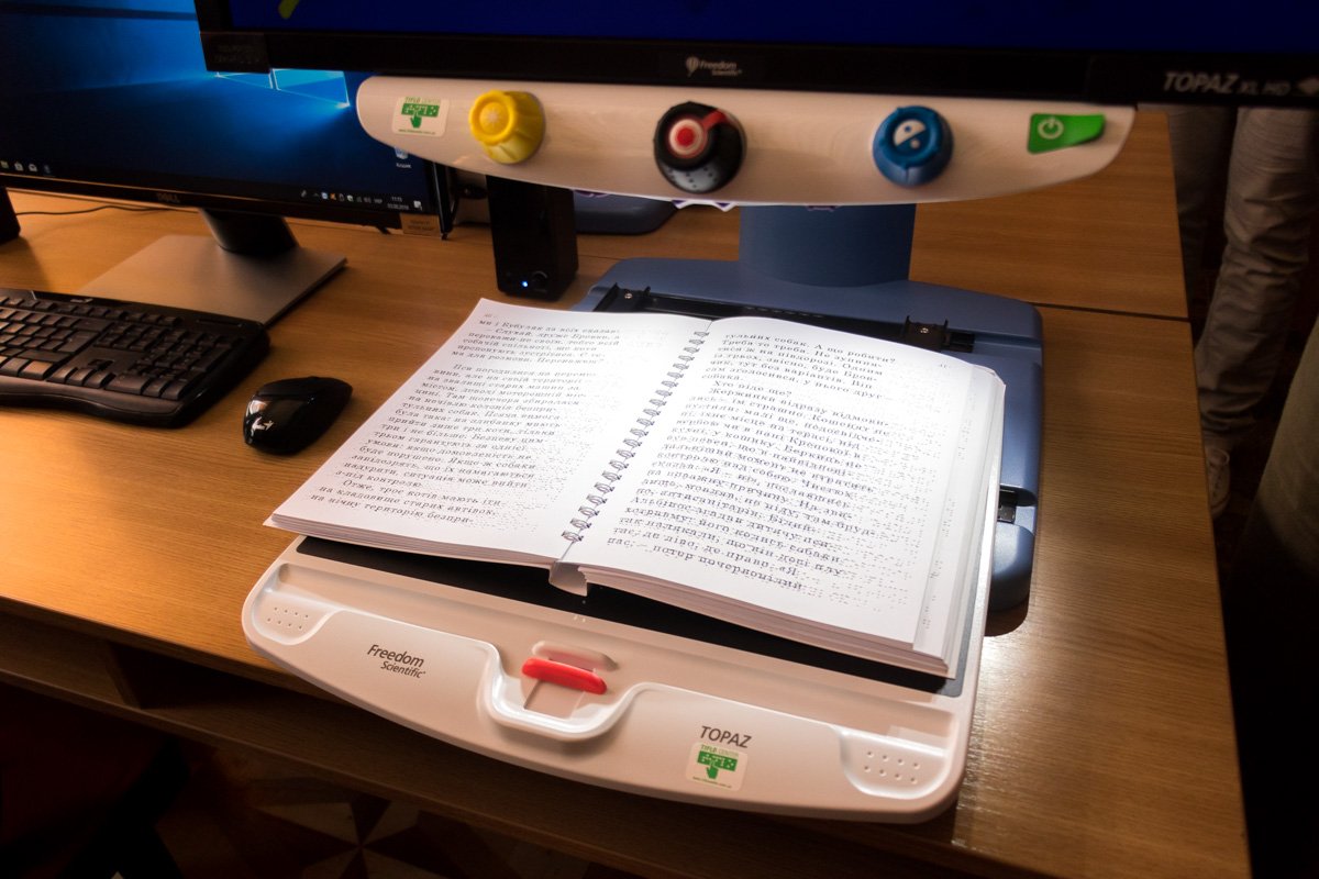 Видеоувеличитель выводит на экран страницы книг, увеличенные в сотни раз