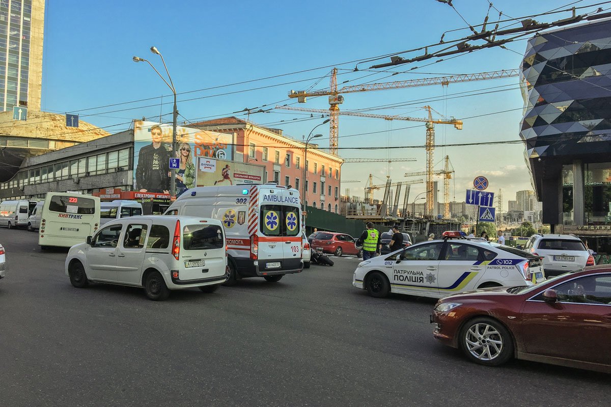 Напротив ТРЦ Ocean Plaza произошла авария с участием девушки на мотоцикле Yamaha и автомобиля Volkswagen Polo