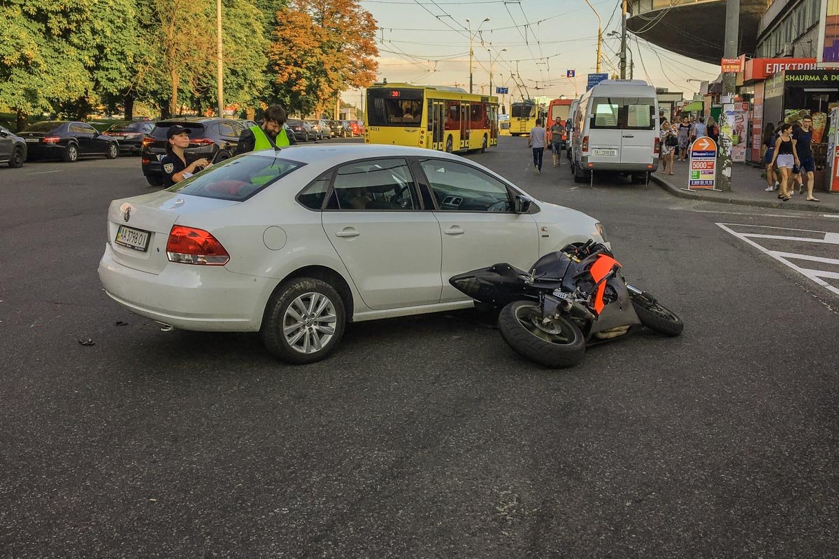 Девушка не успела затормозить и влетела в левую заднюю сторону авто