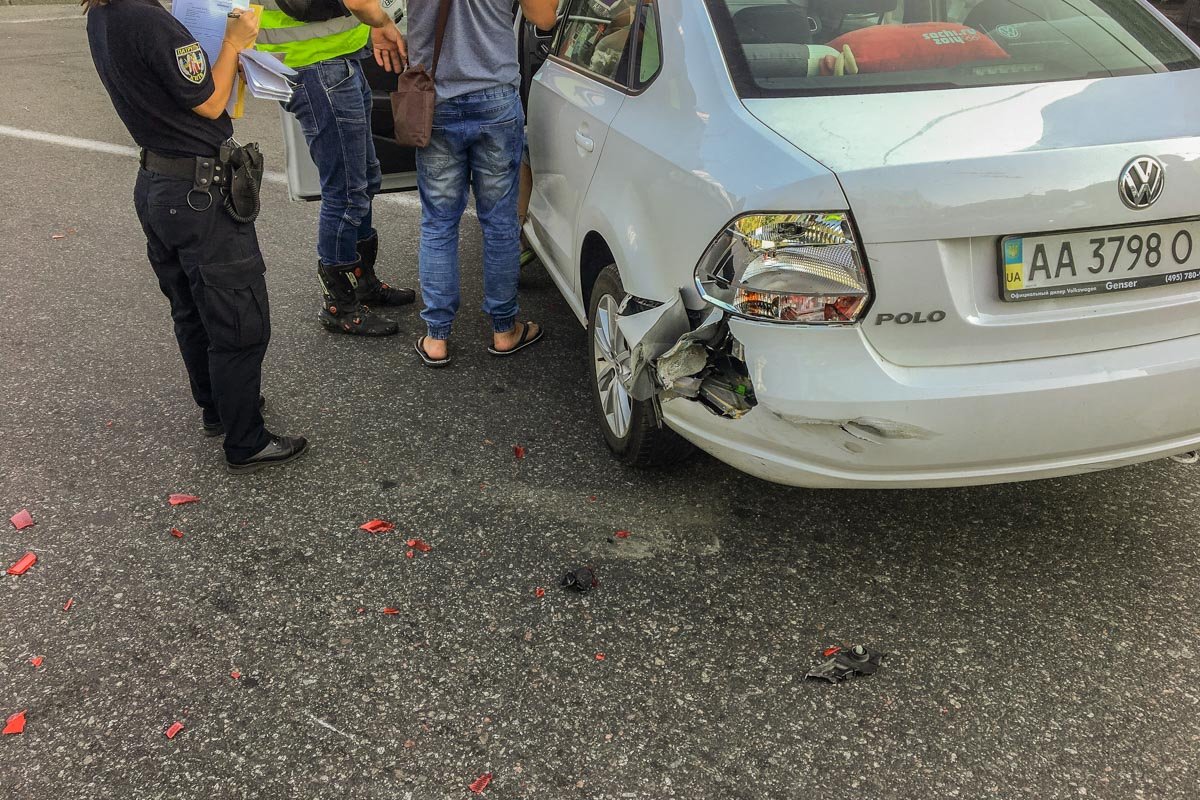 От удара мотоцикл закрутило, и девушку выбросило на дорогу