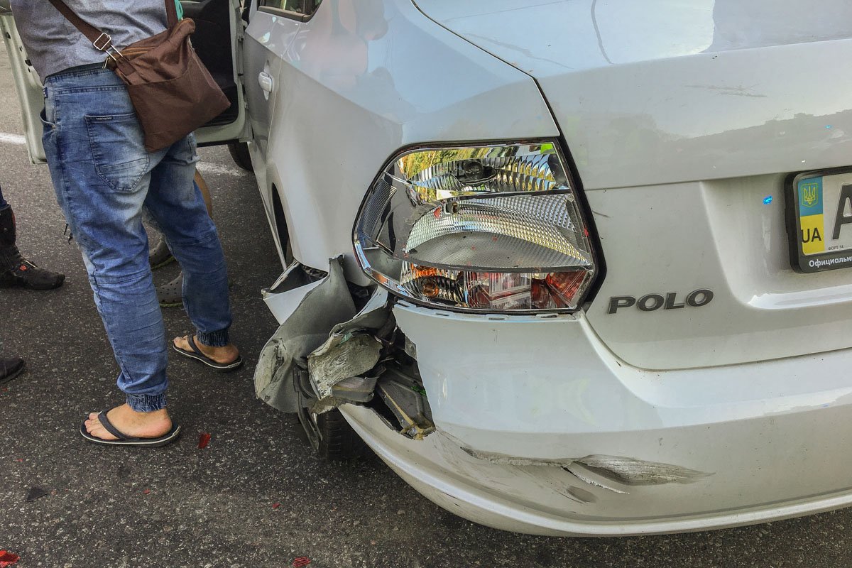 В результате аварии пилота мотоцикла госпитализировали с травмой плеча