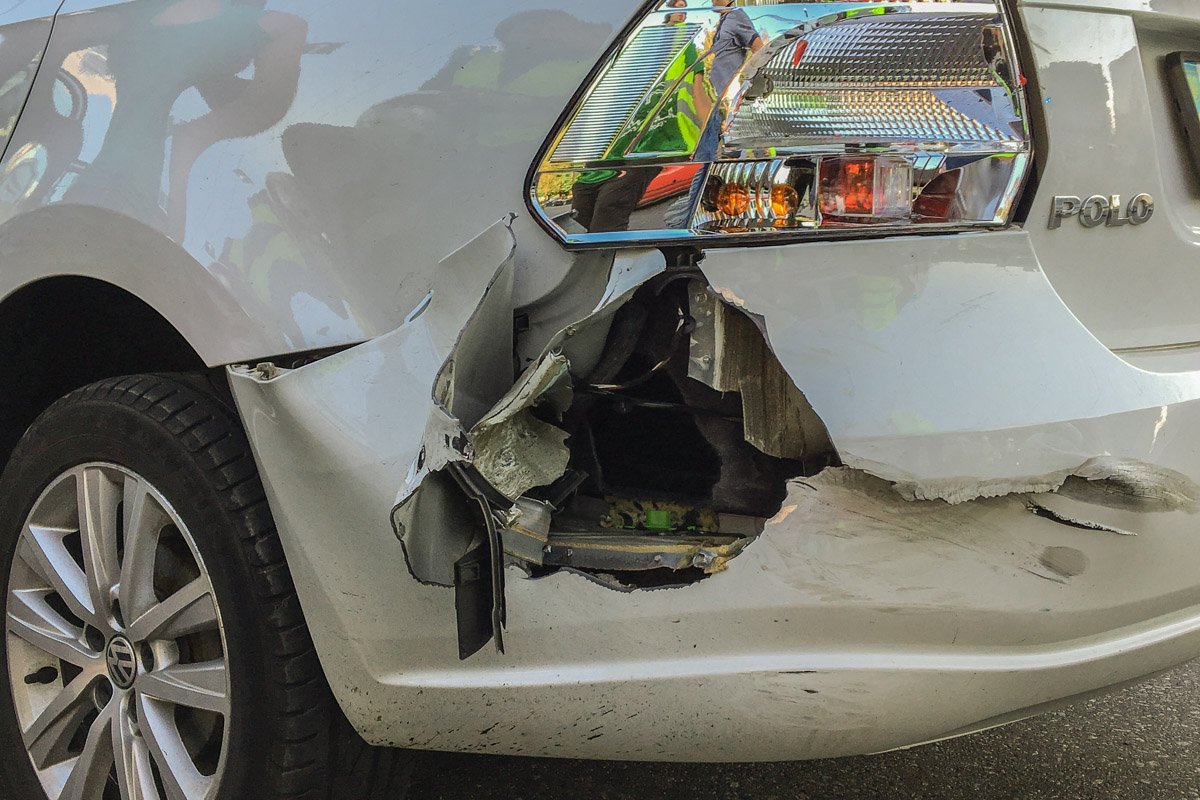 У Volkswagen разбила фара и повреждена задняя часть