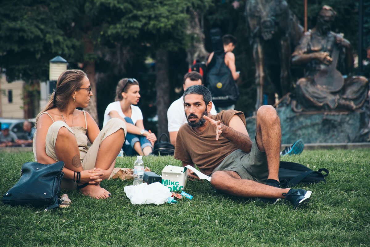 Некоторые устраивают на траве небольшие пикники Некоторые устраивают на траве небольшие пикники