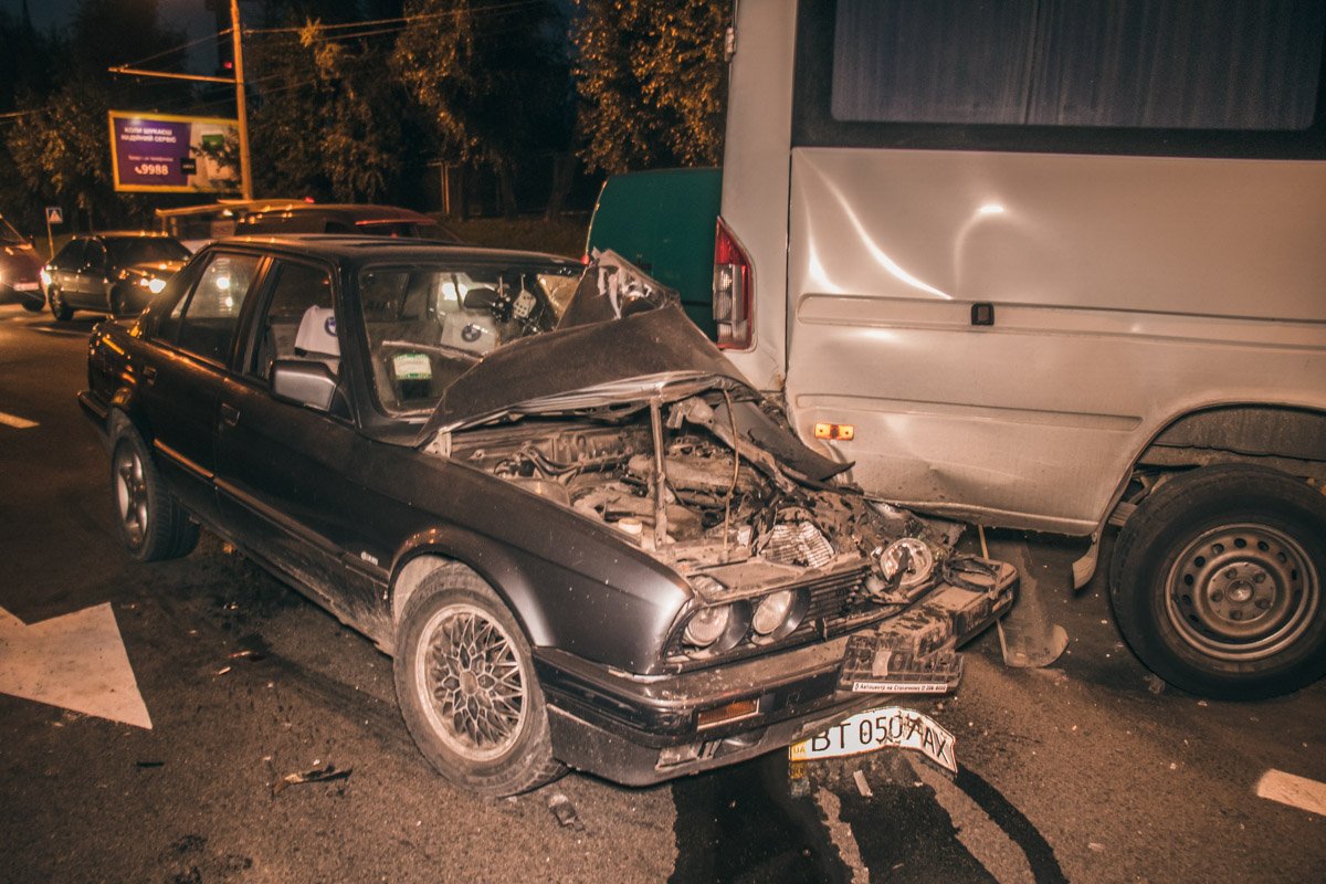 На проспекте Науки столкнулись Mercedes Sprinter и BMW 3 На проспекте Науки столкнулись Mercedes Sprinter и BMW 3