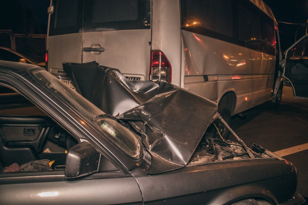 У легковушки значительные повреждения У легковушки значительные повреждения