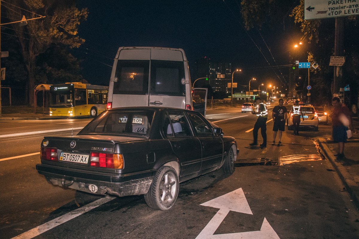 От удара Mercedes развернуло От удара Mercedes развернуло