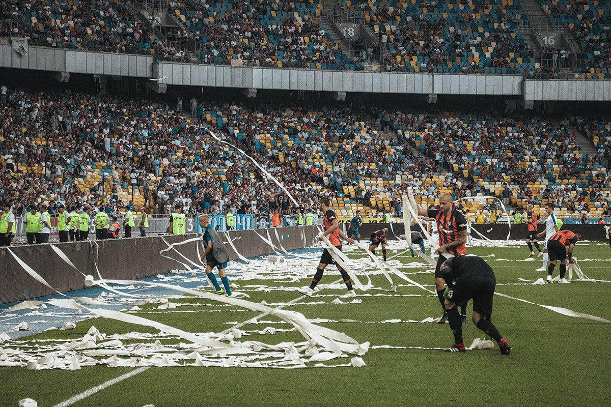Перед началом второго тайма на поле полетели сотни рулонов туалетной бумаги Перед началом второго тайма на поле полетели сотни рулонов туалетной бумаги