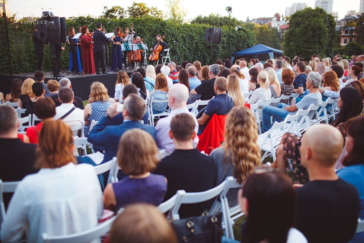 Вечер песен Фрэнка Синатры подарят вам музыканты квинтета DisLOCAdos и вокалист Роман Руссу Вечер песен Фрэнка Синатры подарят вам музыканты квинтета DisLOCAdos и вокалист Роман Руссу