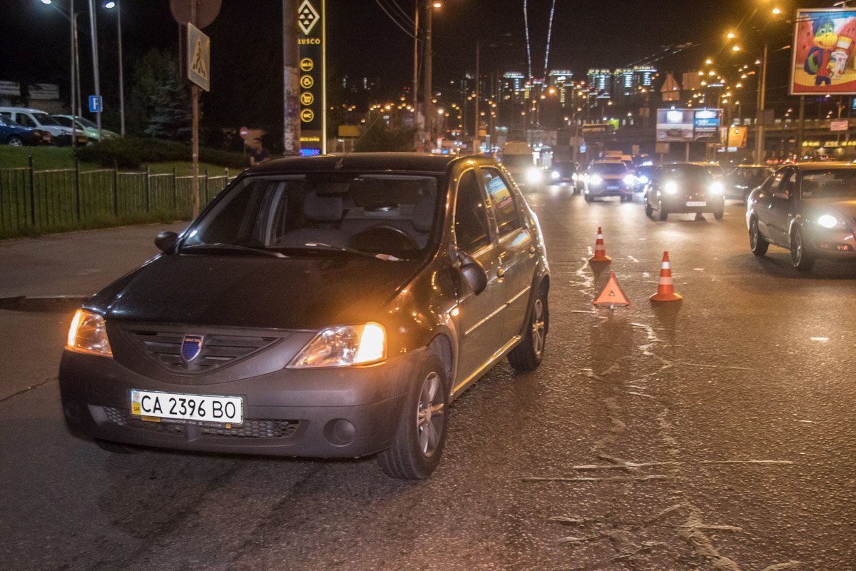 Dacia Logan ехал в сторону Севастопольской площади Dacia Logan ехал в сторону Севастопольской площади