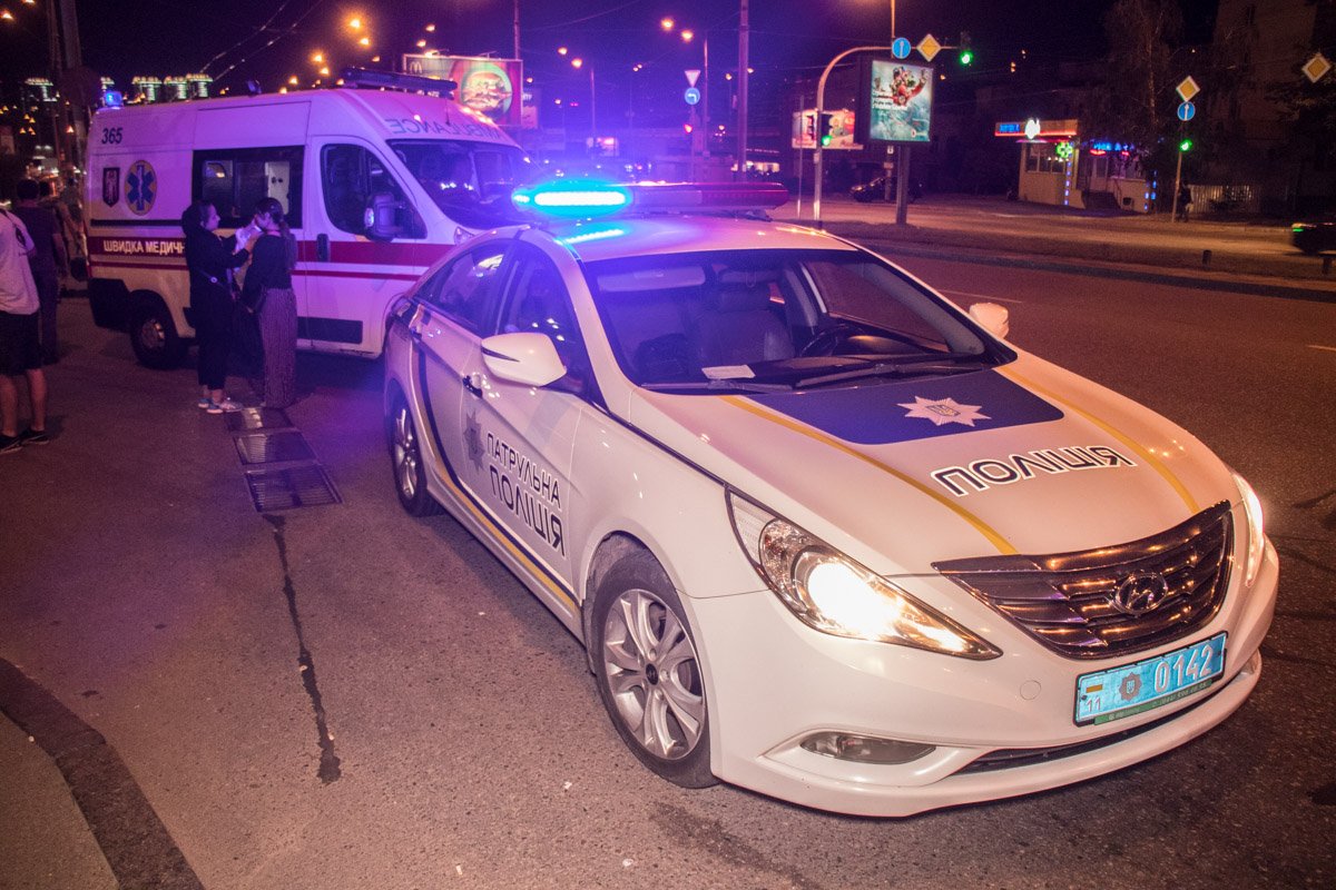 На месте работали медики, следственно-оперативная группа и патрульные На месте работали медики, следственно-оперативная группа и патрульные