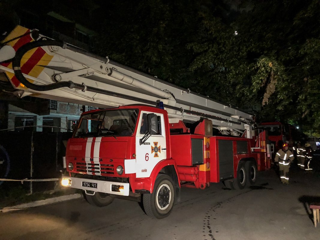 На улице Баггоутовской с здании областной клинической больницы задымился кондиционер На улице Баггоутовской с здании областной клинической больницы задымился кондиционер