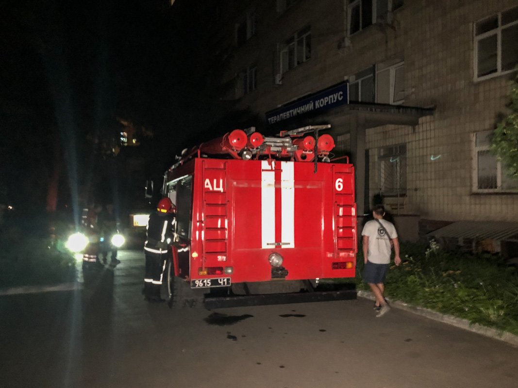 К месту событий прибыли пожарные расчеты и обследовали помещения корпуса К месту событий прибыли пожарные расчеты и обследовали помещения корпуса