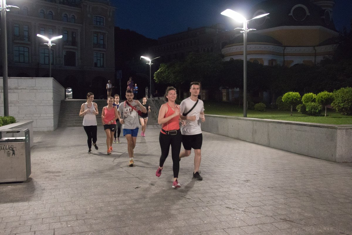 Кто-то бежит уже четвертый год подряд, кто-то впервые Кто-то бежит уже четвертый год подряд, кто-то впервые