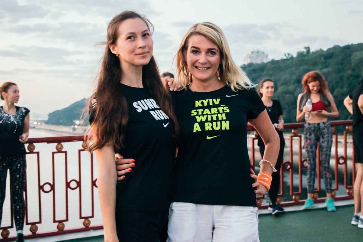 И пока весь город спит, они наслаждаются рассветом И пока весь город спит, они наслаждаются рассветом