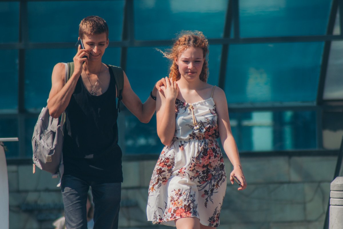 Любовь - это ждать, пока он поговорит по телефону