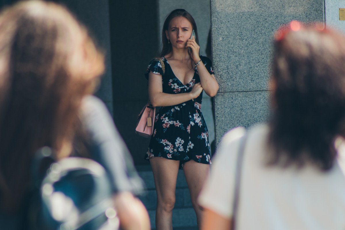 Концентрация красоток в мини в центре столицы зашкаливает