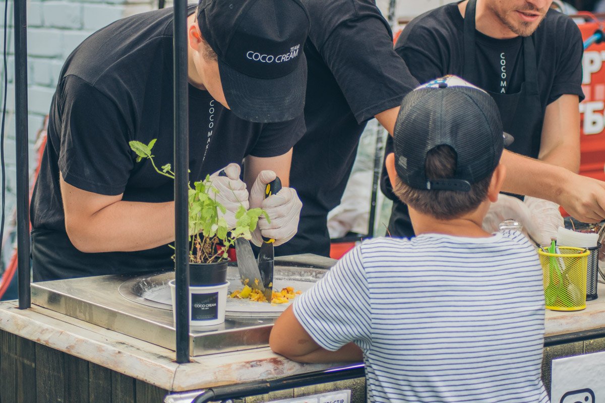 Лакомство для всех детишек - жареное мороженое