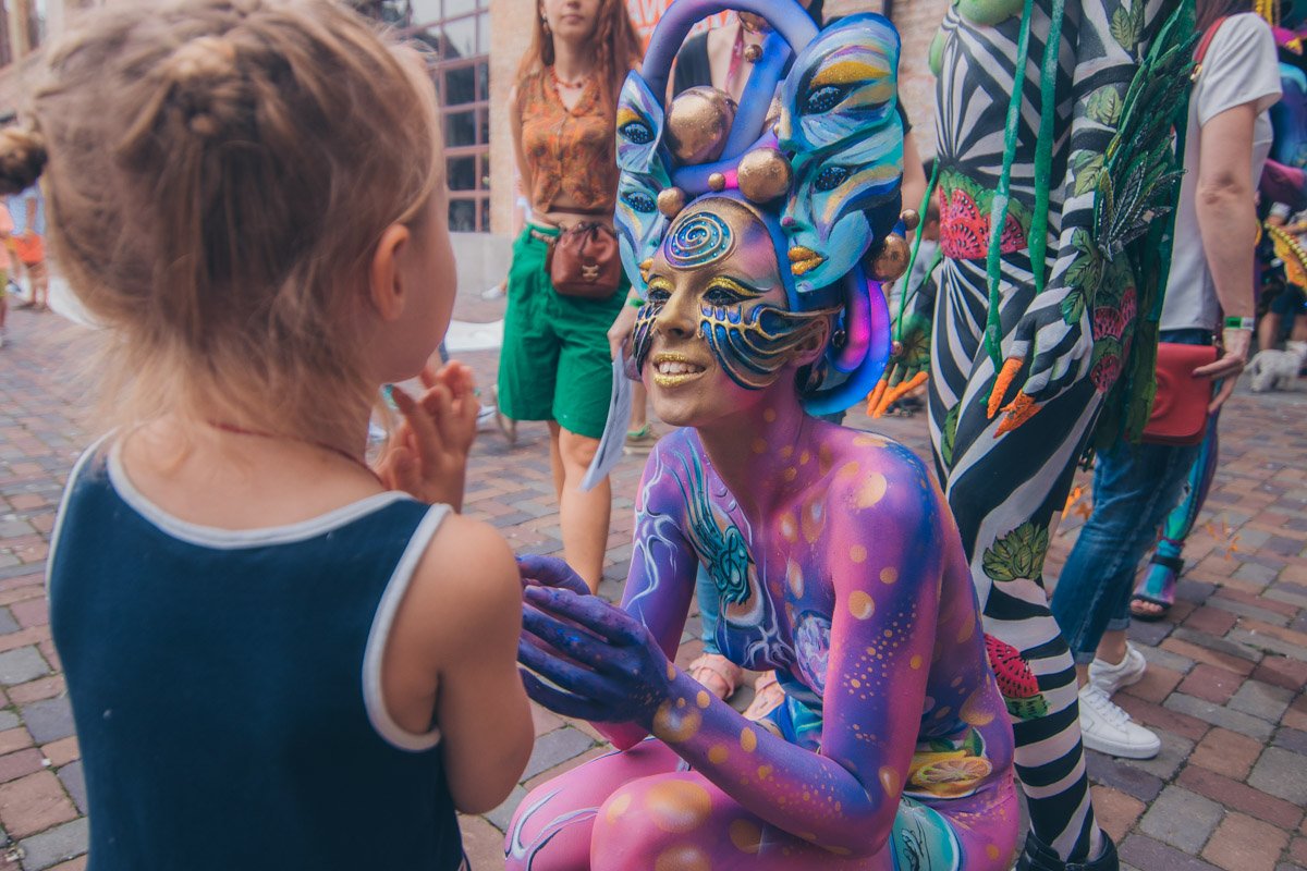 Разрисованные девушки, словно феи, очаровывали своим присутствием детей и соблазняли мужчин