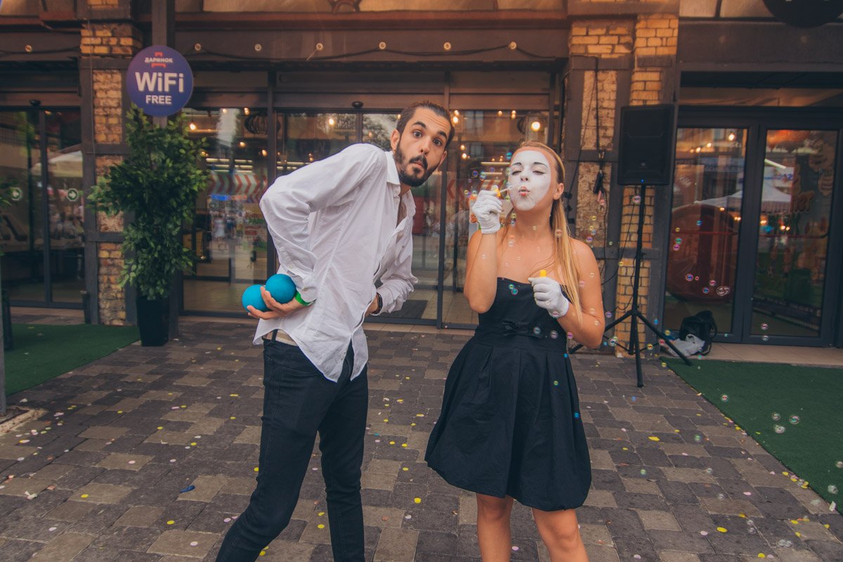 Аниматоры развлекали прохожих и дарили крутое настроение