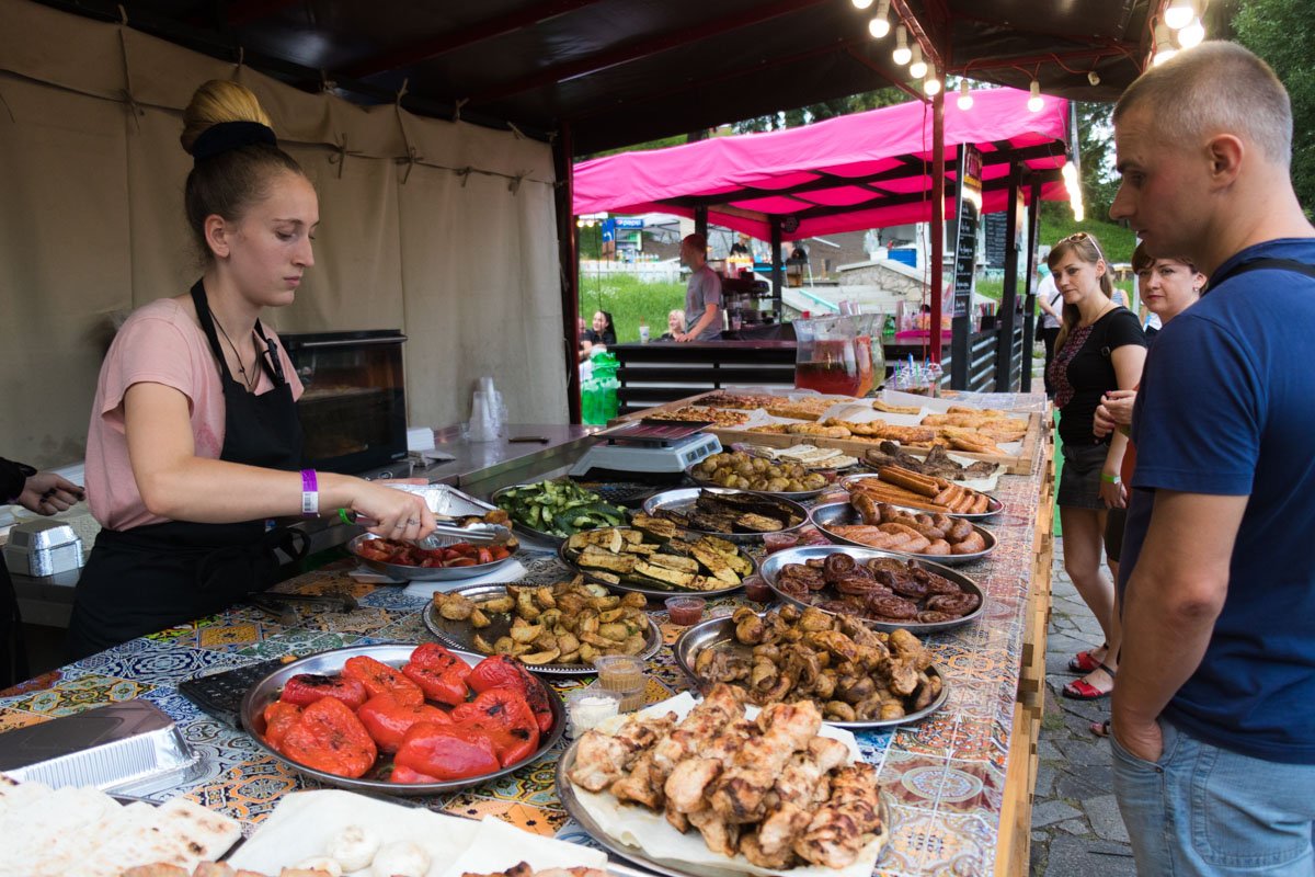 Посетители могли угоститься отличной пивной кухней