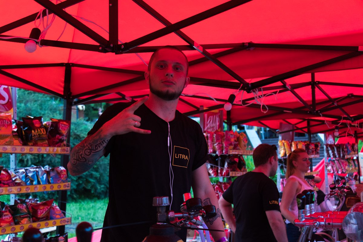 Гостей фестиваля развлекали заводные DJ-сеты от резидентов Atlas