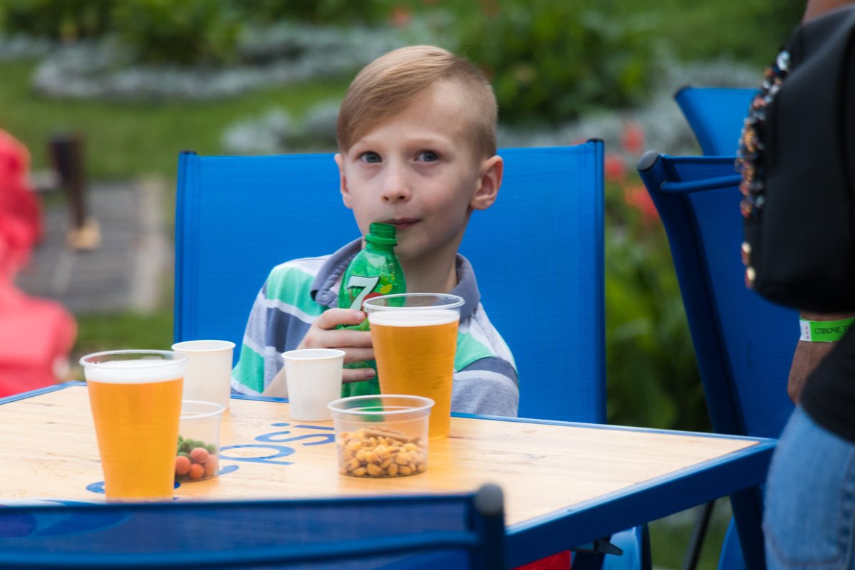 Юные посетители довольствовались безалкогольными напитками