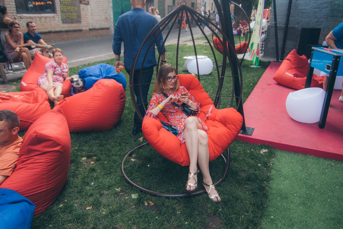 Мягкие пуфики, вкусная еда и отличная погода, что еще нужно для непринужденного отдыха?