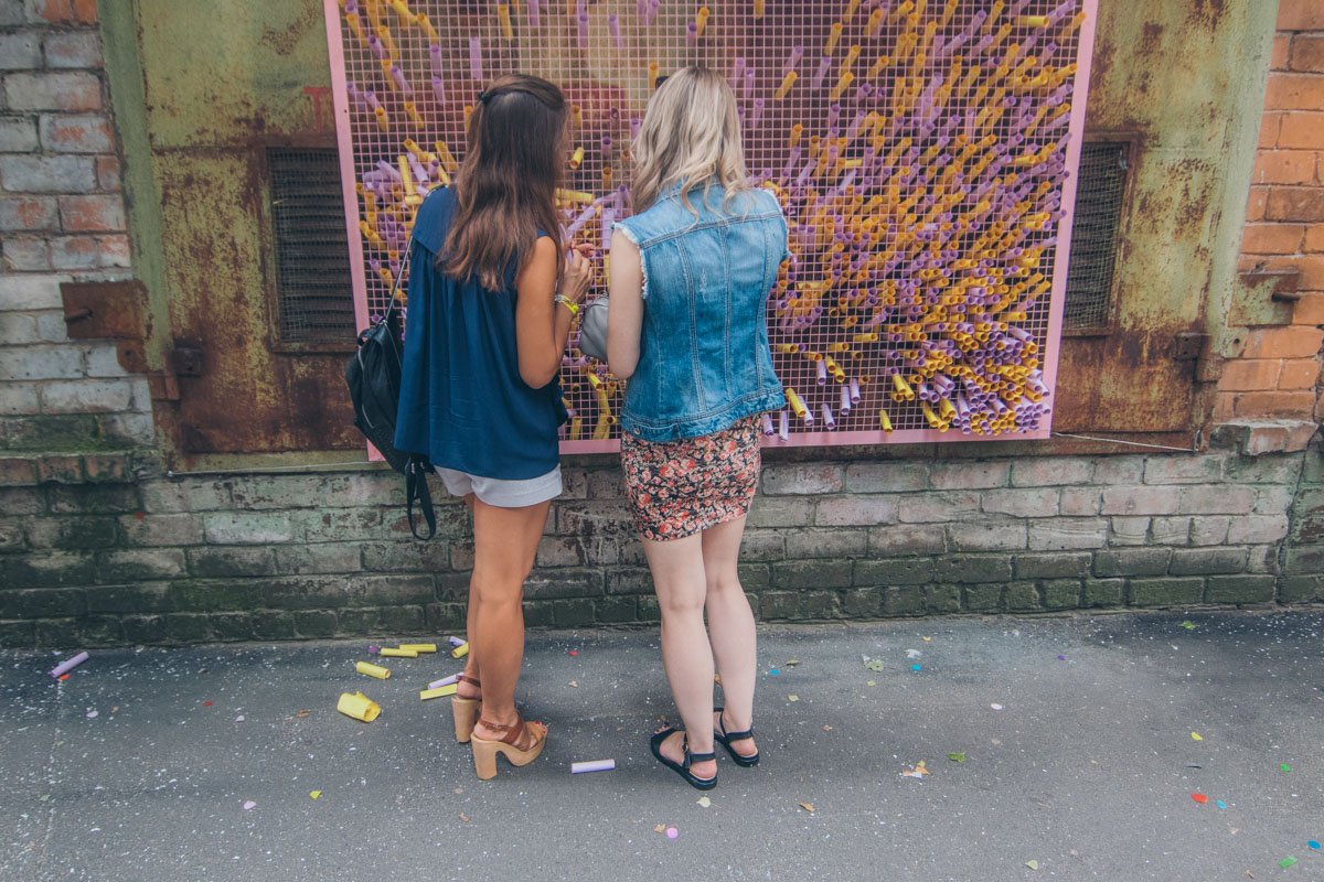 В перерывах между едой можно прочитать тайное послание от организаторов 