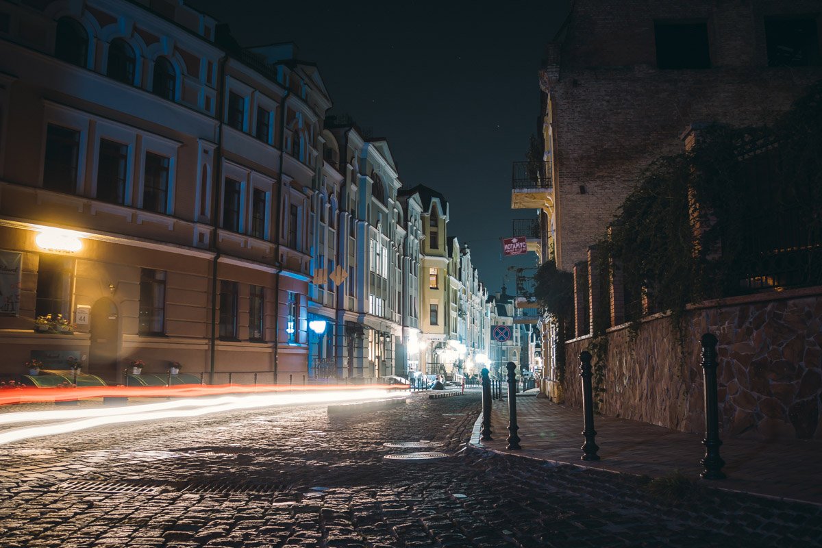 Лишь единичные машины разрушают тишину ночи