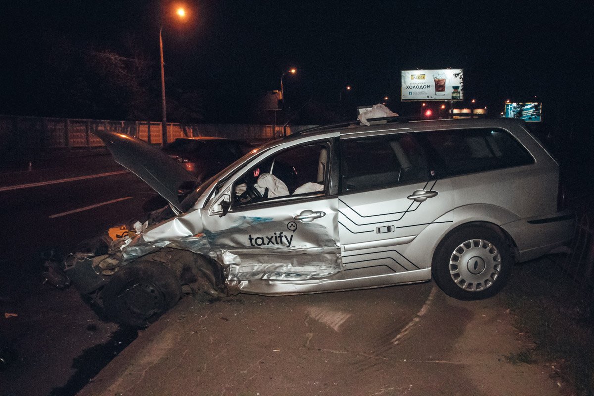 На Харьковском шоссе столкнулись Opel и Ford На Харьковском шоссе столкнулись Opel и Ford