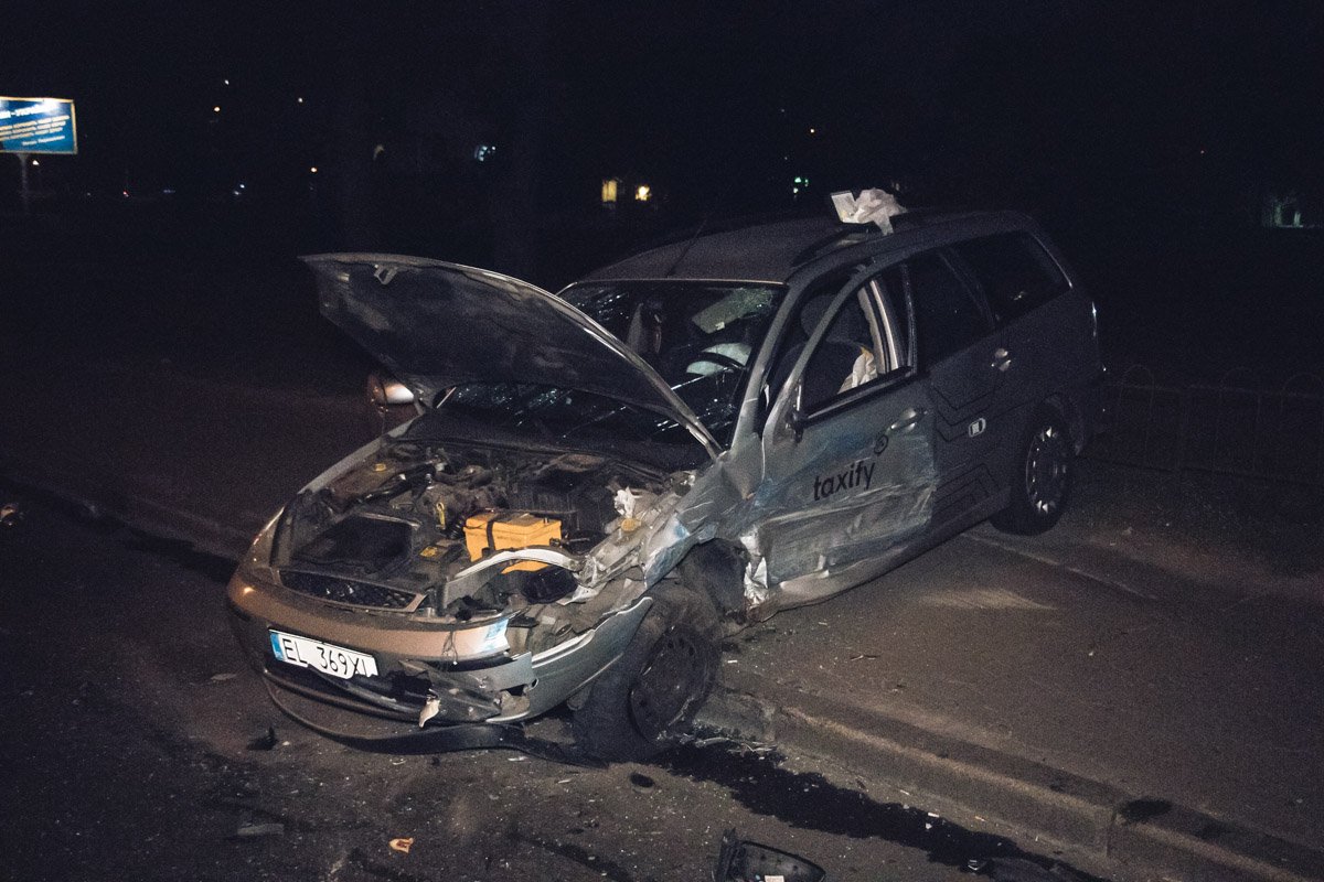 Из-за столкновения Focus вылетел на тротуар Из-за столкновения Focus вылетел на тротуар