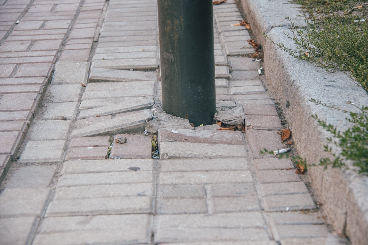 Рекламные щиты "впиваются" в асфальт 