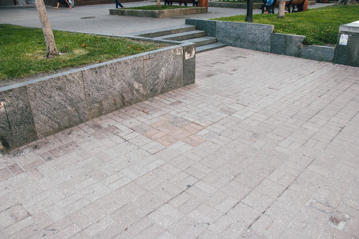 О рекламном щите на этом месте напоминает только латка на тротуаре 