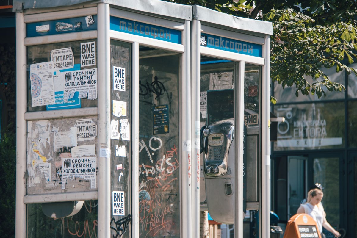 Рекламные объявления не только не вписывается в общую архитектуру города, но и обезображивает некоторые объекты 