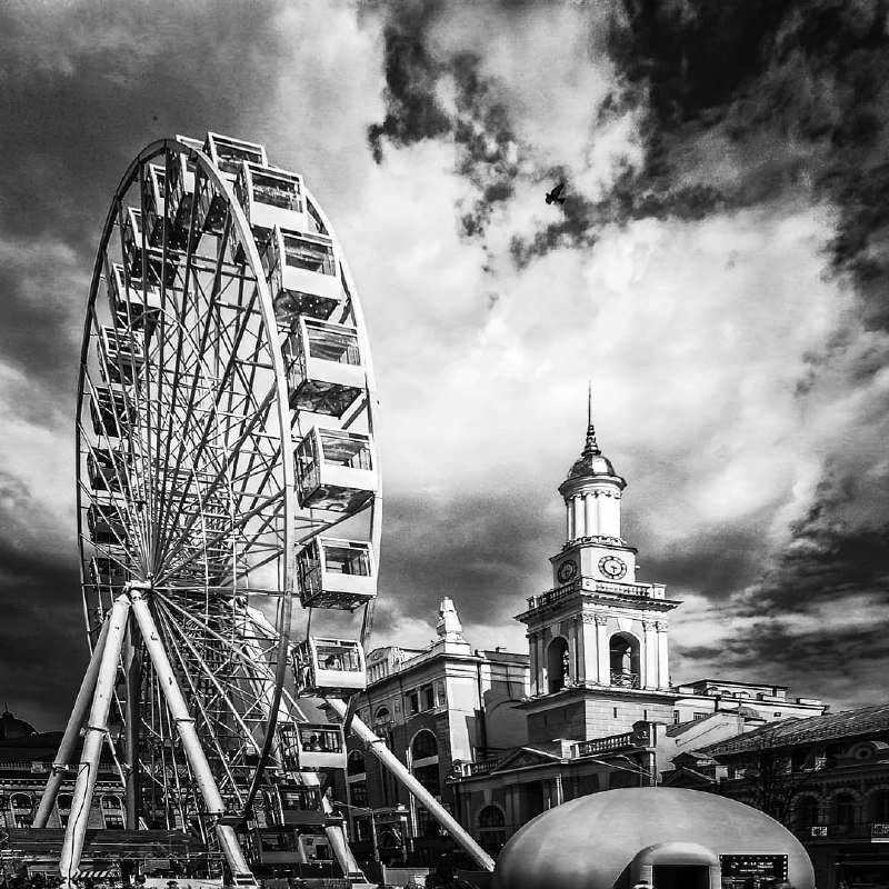 Черно-белый город в ватных облаках. Фото: @andreas_ressler Черно-белый город в ватных облаках. Фото: @andreas_ressler