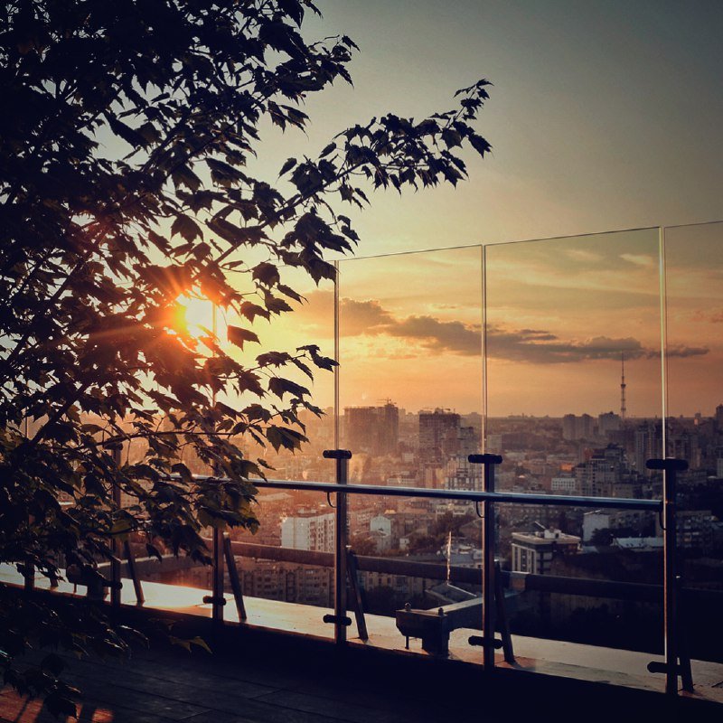 Закат на крыше. Фото: @gajdut Закат на крыше. Фото: @gajdut