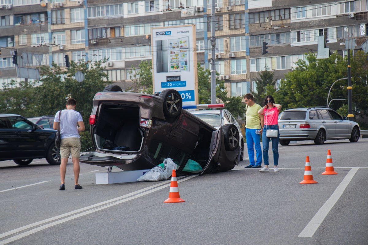 На перекрестке улиц Бастионной и Киквидзе столкнулись Volkswagen Touran и Jaguar На перекрестке улиц Бастионной и Киквидзе столкнулись Volkswagen Touran и Jaguar