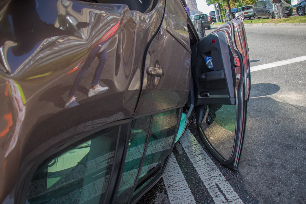 От удара машина два раза перевернулась От удара машина два раза перевернулась